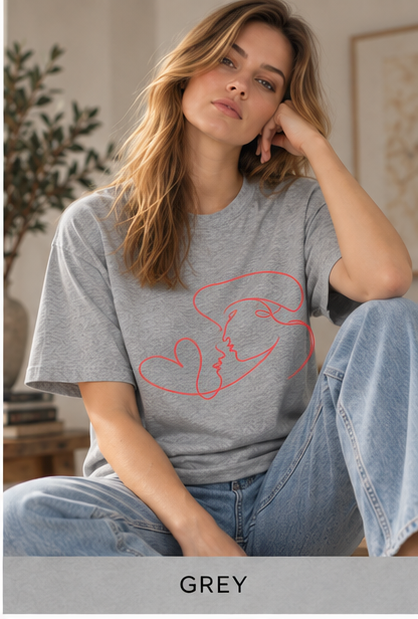 Minimalist Red Line Art Kiss T-Shirt